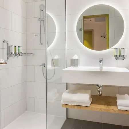 Hotell Hampton By Hilton 4*